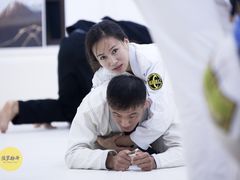 -菠萝格斗巴西柔术训练馆