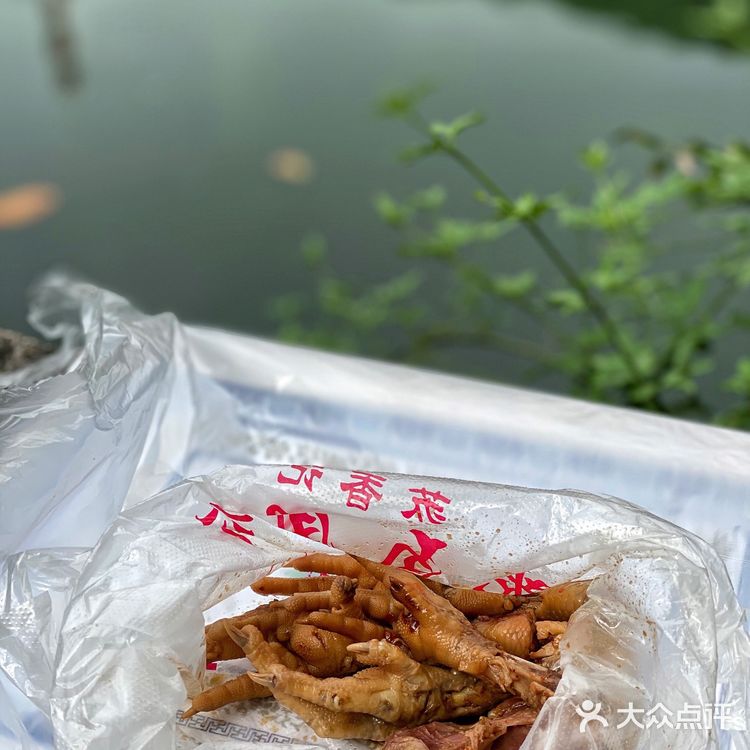 / 苏州 / 苏香记 / 坐在湖边吃卤味