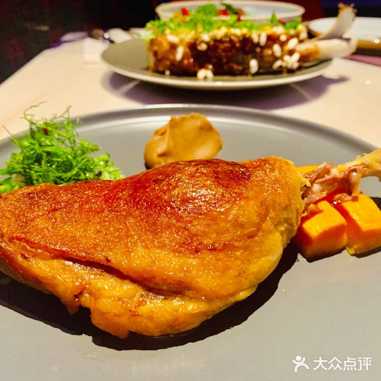 使劲凹造型拍视频，好看极了 然后是菜品