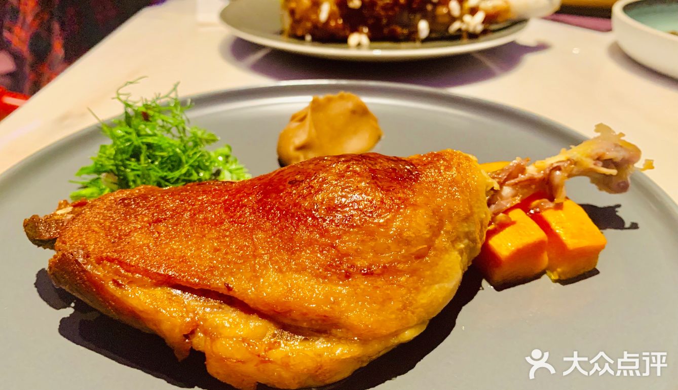 使劲凹造型拍视频，好看极了 然后是菜品