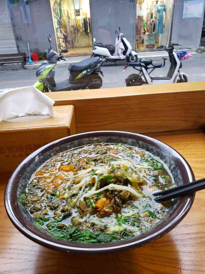 云龙湖阿喆米线(中山堂店)-"连锁店,店面干净整洁. 要了肉酱米线1.