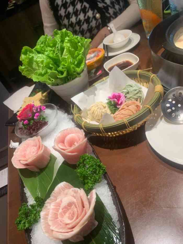 捞王锅物料理(昌里店)-"哈密瓜服务好.菜品不错.环境棒棒的 .