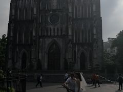 在教堂外拍婚纱照的当地人-圣约瑟夫大教堂