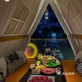 请问，星空🌃帐篷⛺️里吃一顿涮肉是什么感Jio ⁉️