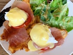 班尼迪克蛋-Common Table · Brunch & Coffee