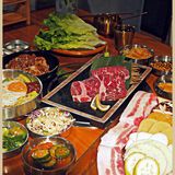 吃肉吃得贼过瘾🤤这家烤肉店竟🈶️1m厚五花…