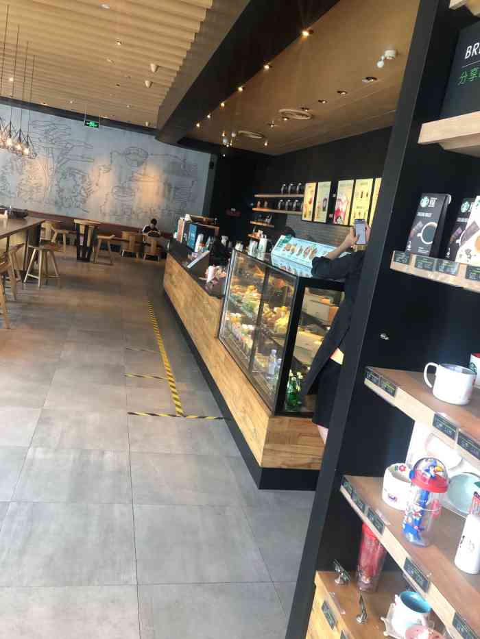 星巴克(温州人才大厦店)-"这家星爸爸真的很大~工作日上午去的,当时.