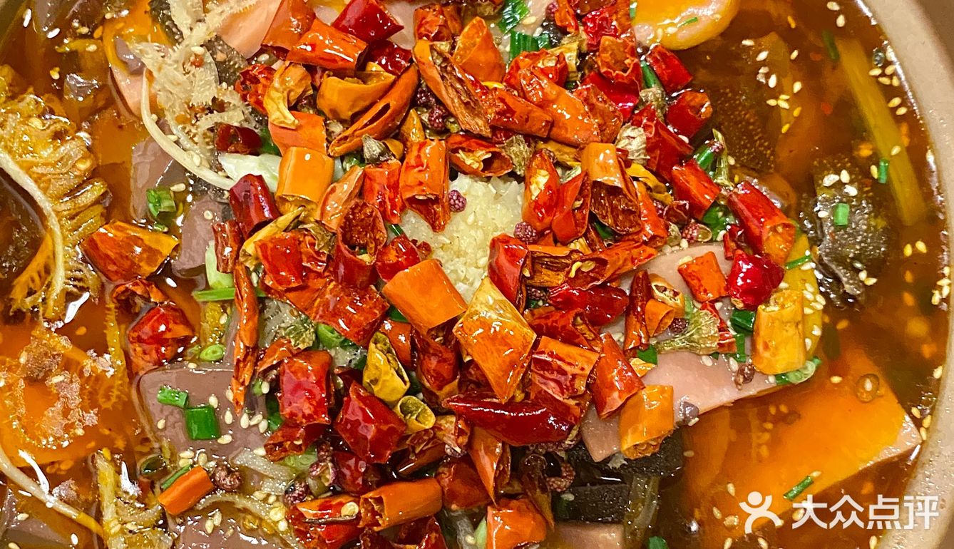 回岳阳必吃的特色烧烤！炭火砂锅烟火气十足！川味好浓🌶️