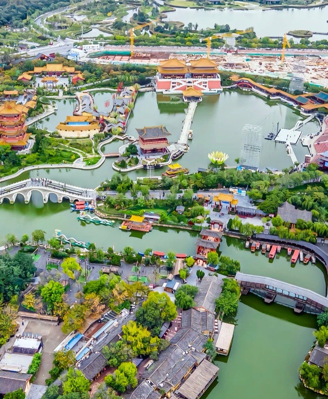 开封清明上河园是和名画清明上河图一样的