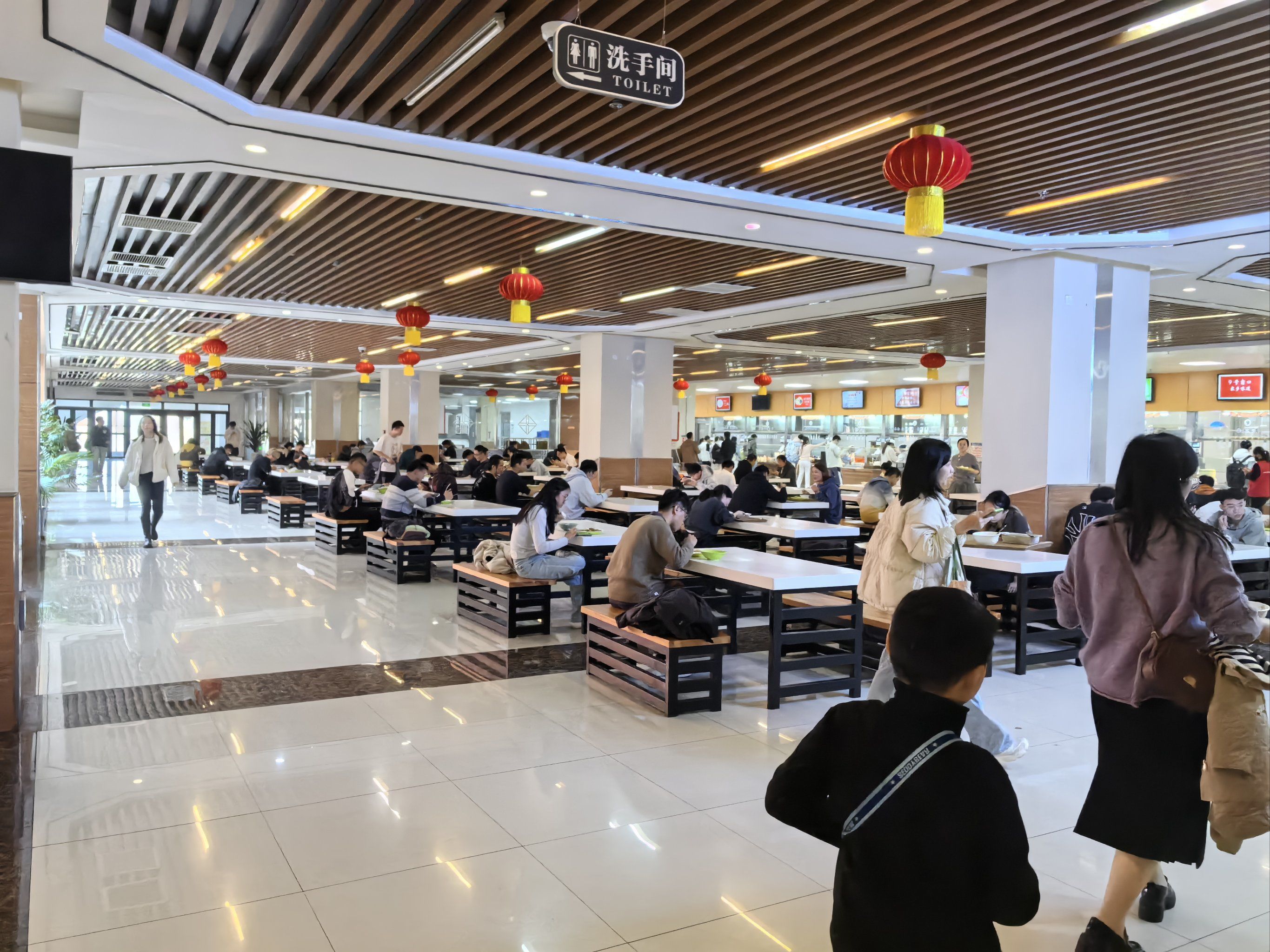n第一次来山东大学青岛校区玩,骑着电动车在校园晃悠,中午食堂炫个饭