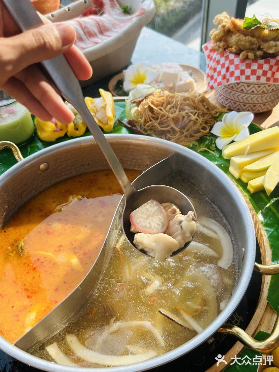 近期在三亚吃到了坠满意的椰子鸡👍！ 