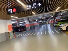 -绿地缤纷城-停车场