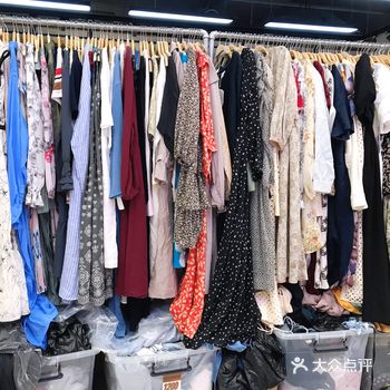 我是一个特别喜欢到处淘衣服的人儿，哪又便宜又好我就喜