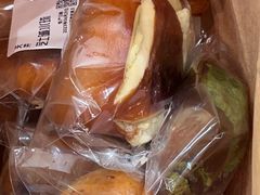 红豆碱水面包-天井·丑面包搭咖啡