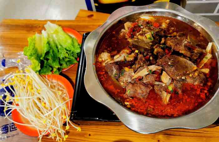 柒味鲜牛骨锅-"位置:有点难找,在尚客优品酒店的旁边 .