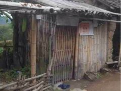 村中一竹屋，内有抽水马桶带浴室-公盂村