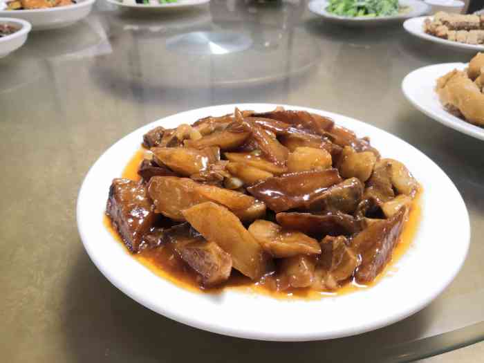 就是简单的回民炒菜,味道还行,没有特别有印象的.