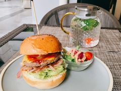 牛肉培根起司汉堡套餐-遇见西木美式餐厅(体育路店)