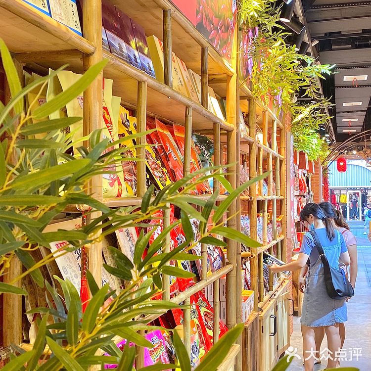 在黄兴广场被馋得走不动🤤湖南特产店好有味