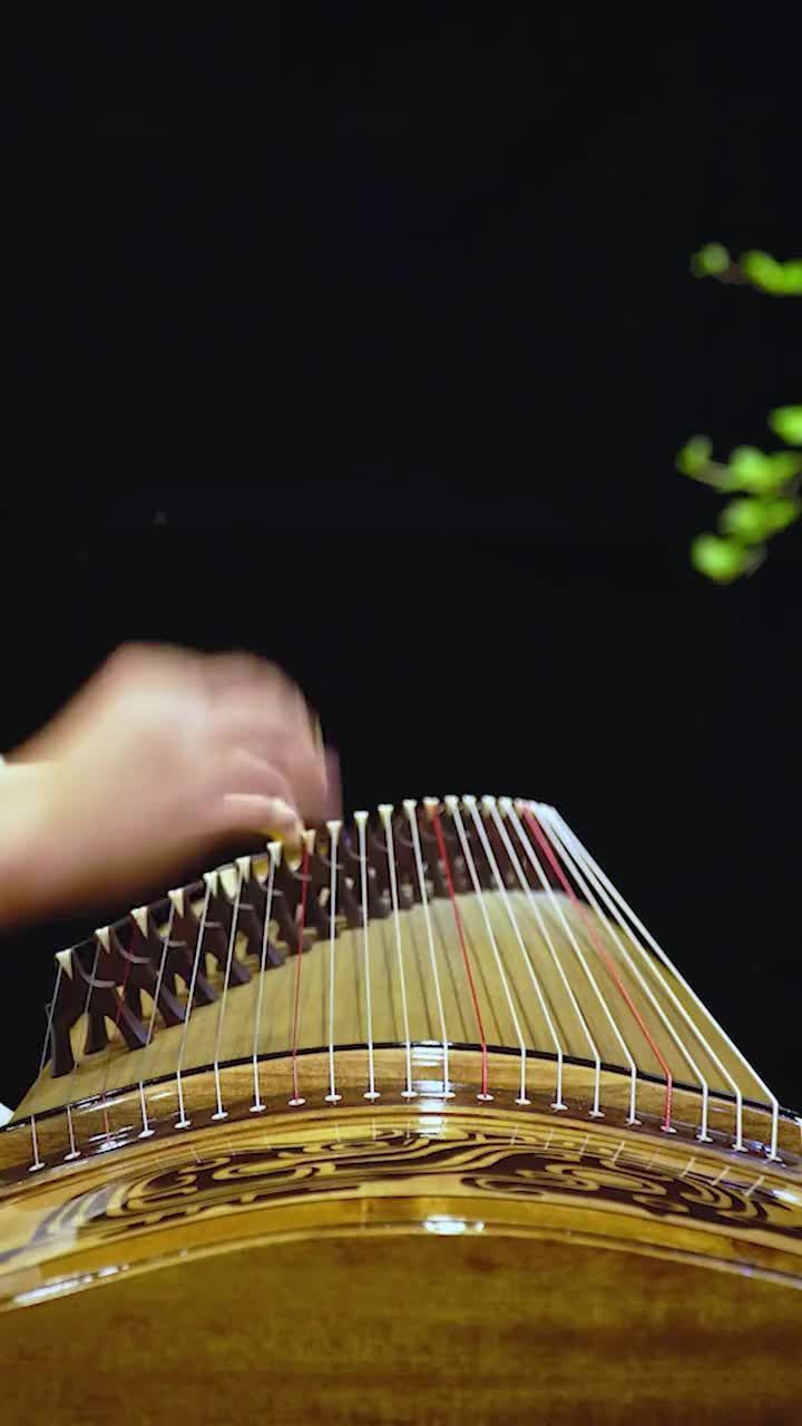 根据演奏的需要,大指略微展开,手指自然弯曲,呈半握拳状