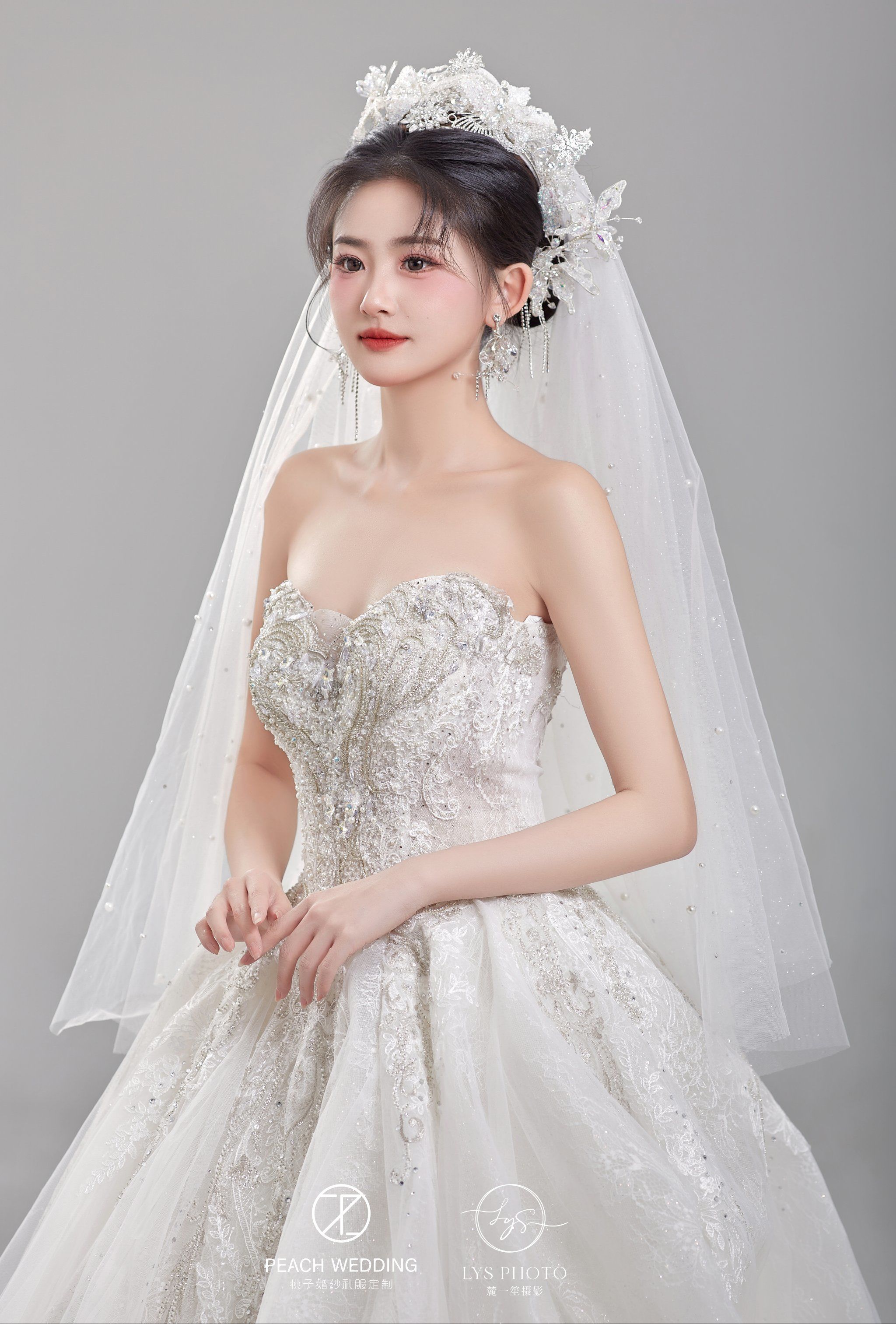 几缕发丝,让新娘看起来又纯又欲[爱心]#主纱造型 #婚纱搭配 #主纱