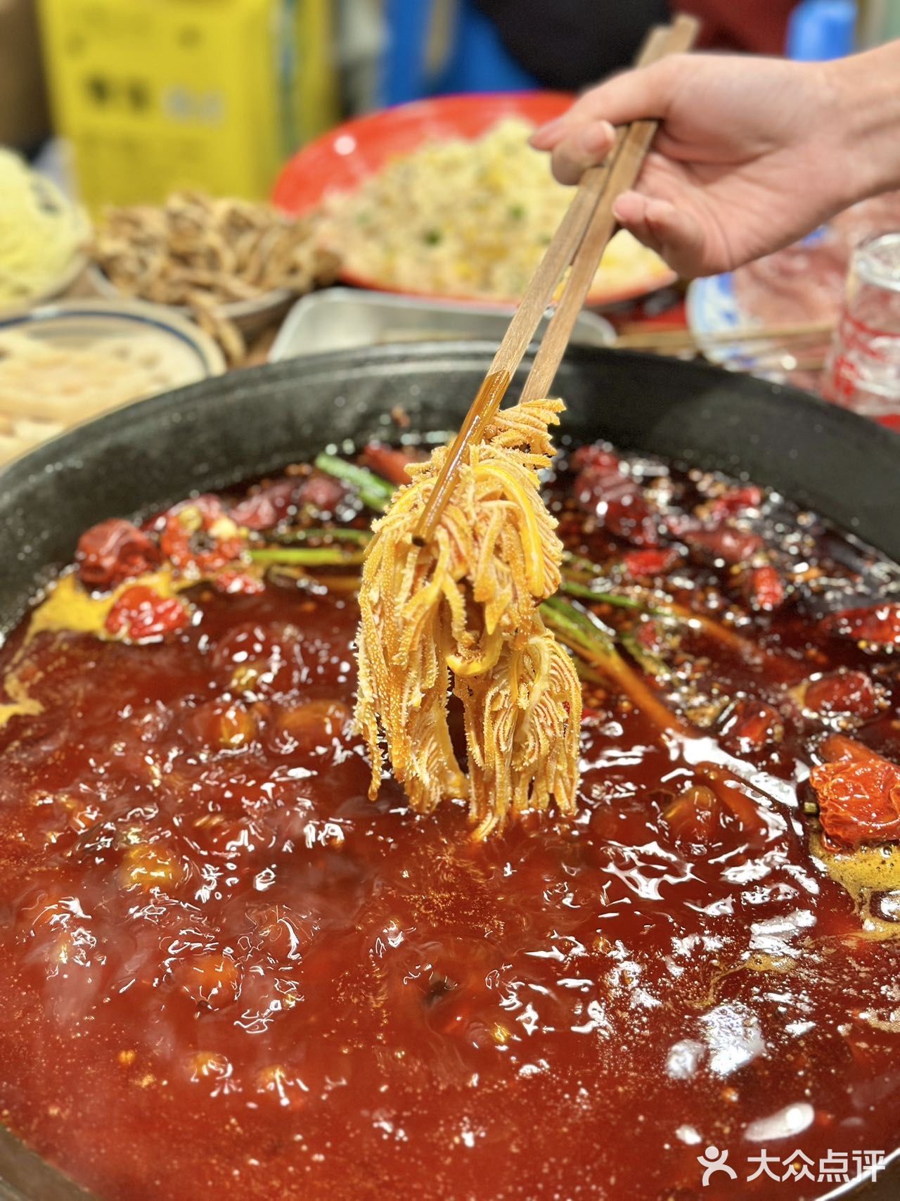 烟火气拉满！在这家火锅店穿越回到八零年代🔥