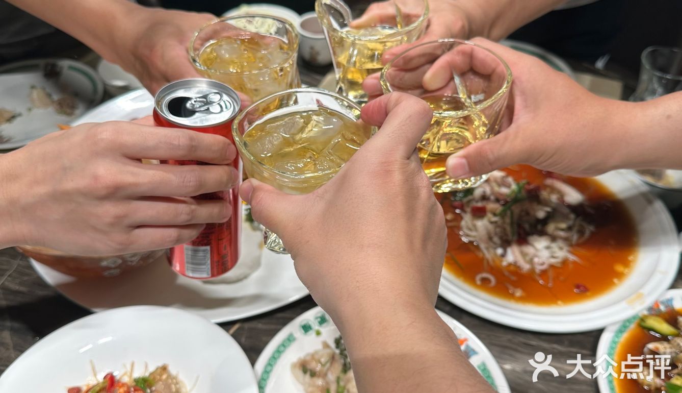 酒逢知己千杯少 喝完这杯还三杯🍻
