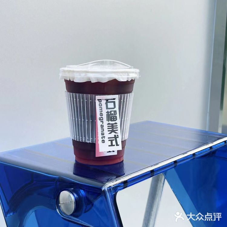 怎么会不被这抹克莱因蓝所吸引呢？一款专为国人打造的咖啡品牌