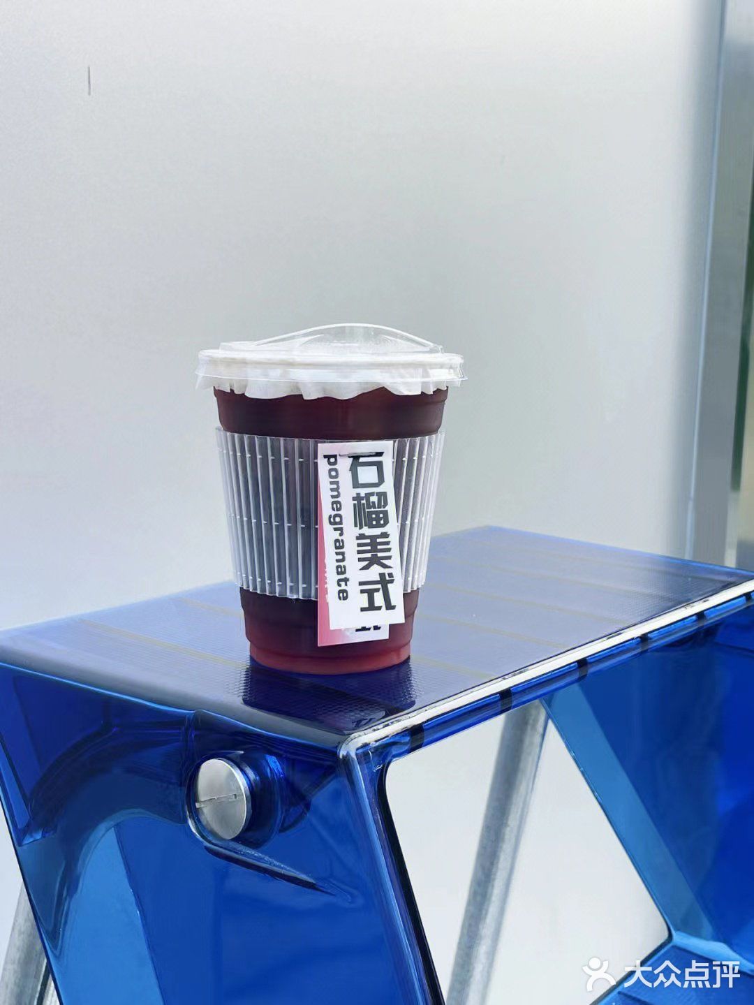 怎么会不被这抹克莱因蓝所吸引呢？一款专为国人打造的咖啡品牌