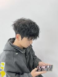 -一家只做男发烫染的店