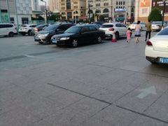 场地-新一百-地面停车场