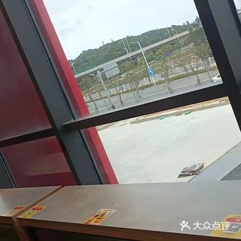 这边离富春城近，趁着刚开业的活动奔去，这边的餐桌很干