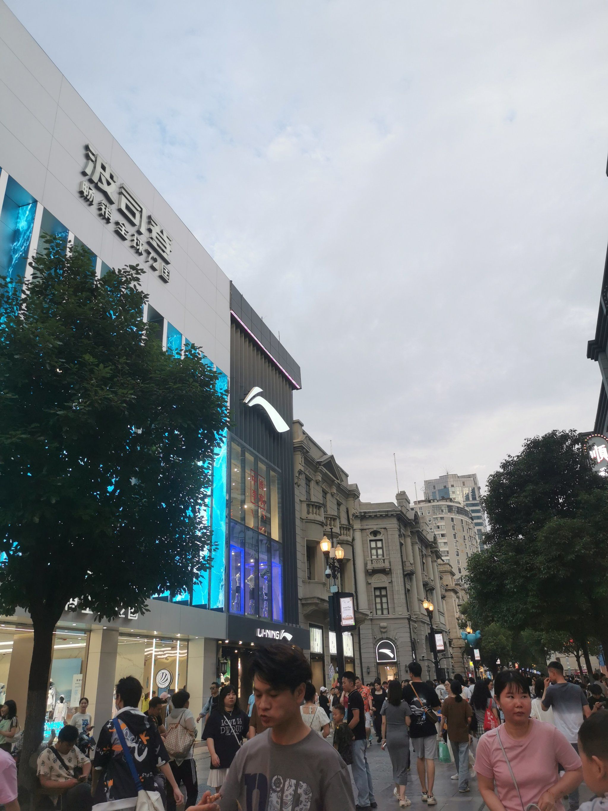 人潮涌动的购物热潮