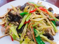 小竹笋炒肉丝-万佛湖许老大铁锅鱼(黑金冠店)