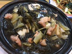 酸菜猪肉煲-华兴餐厅·招牌生鱼片(桃园路店)