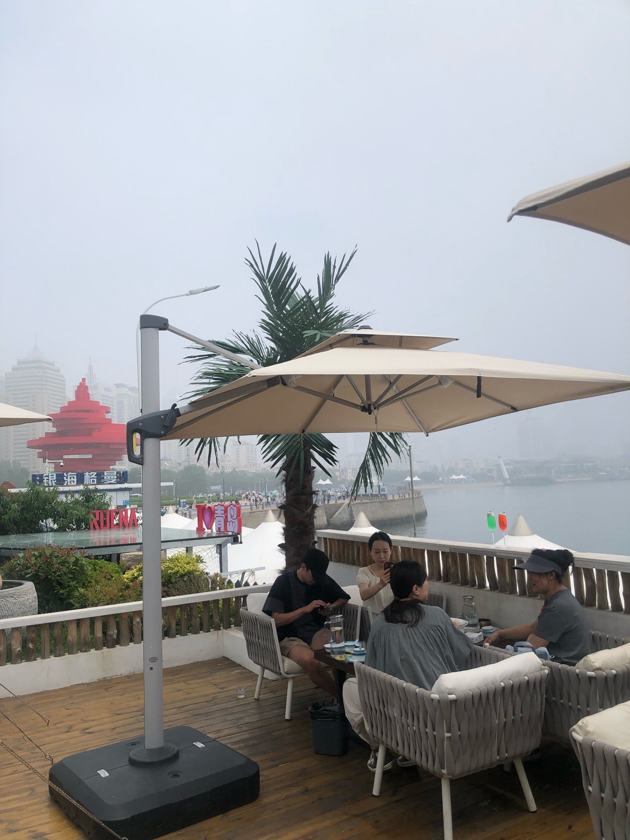 在青岛,还有一间这样的海景餐厅
一边