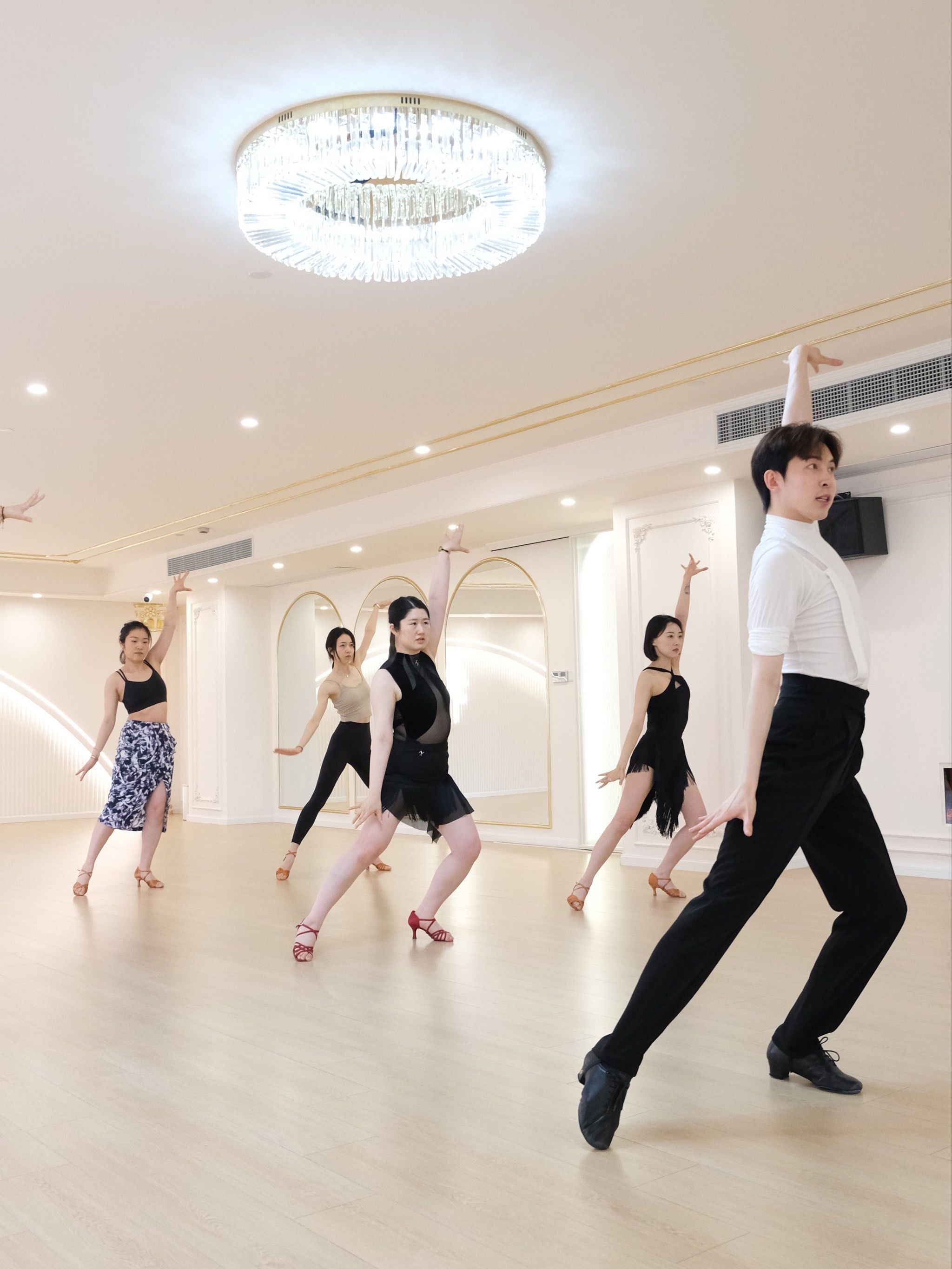 阳光洒在拉丁舞课堂是幸福