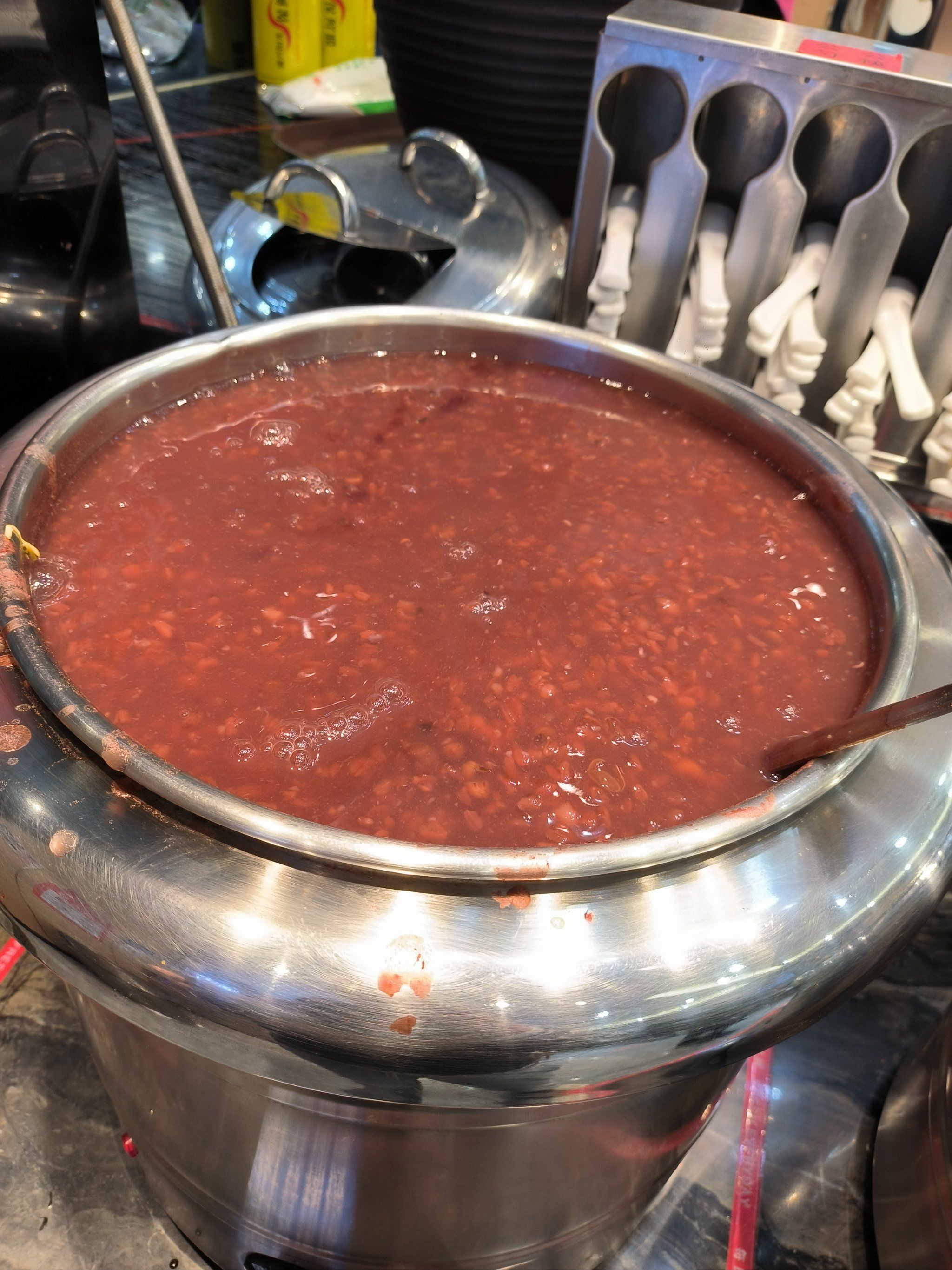 服务员大姐说了,这桶粥从中午开始熬