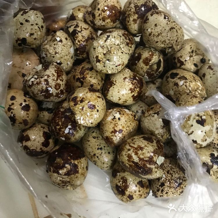左手一个兔脑壳，右手一个鸭脑壳