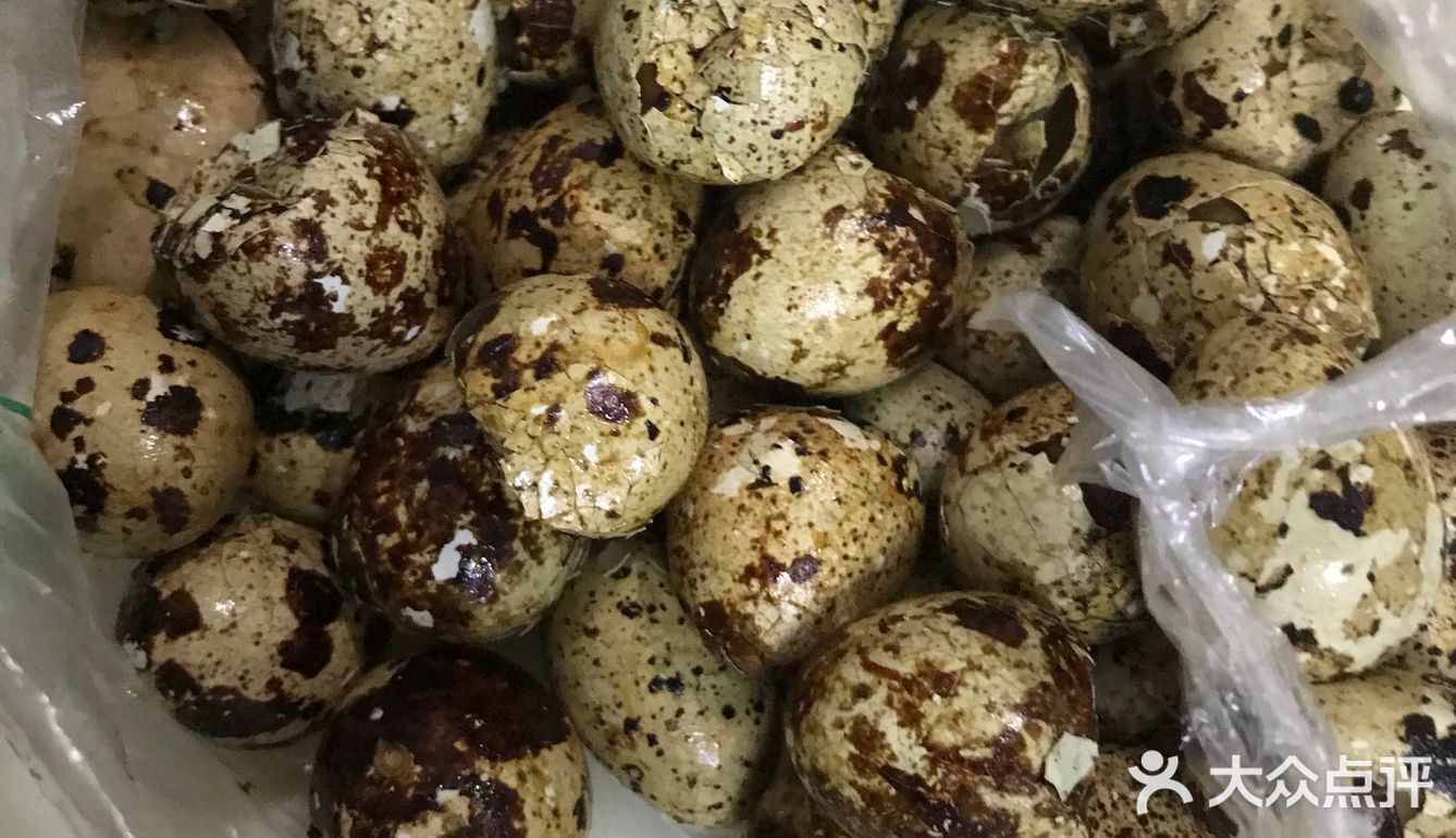 左手一个兔脑壳，右手一个鸭脑壳