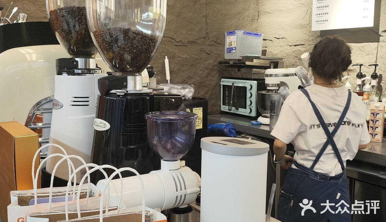 图片社里的咖啡店，叫引松雾鼠