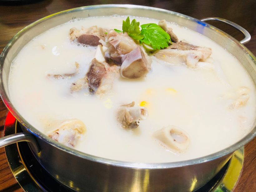 招牌猪骨煲,锅底自带很多根猪筒骨,还有几个鸡爪,玉米,份量很足.