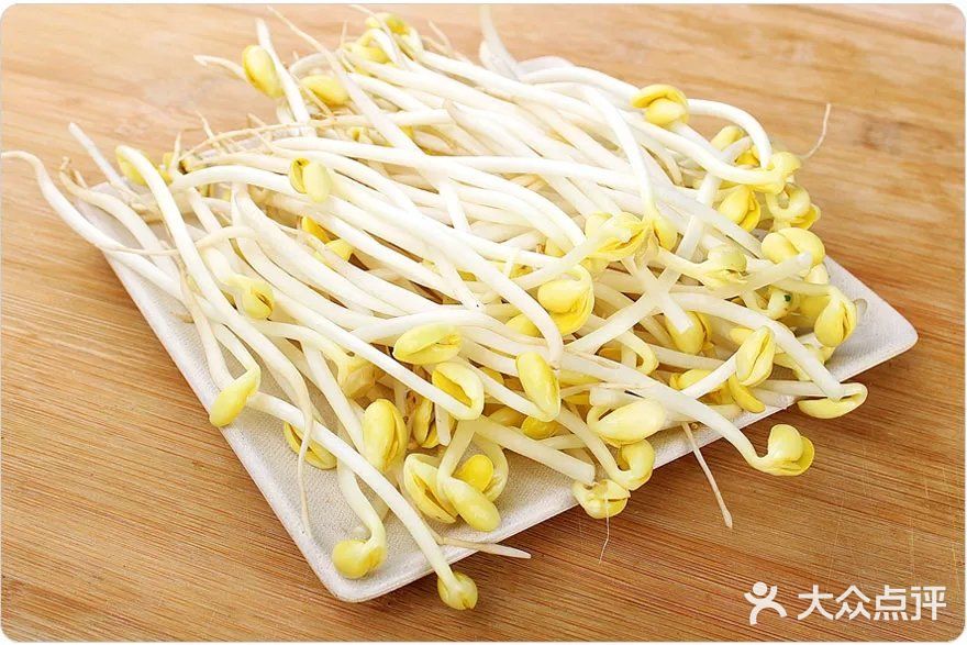 燕麦里加点小米，做成燕麦小米粥，喝起来清香绵柔