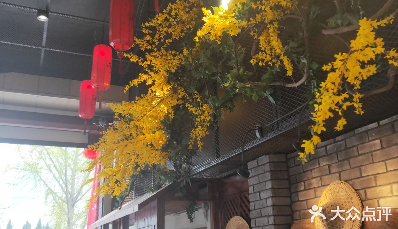 新开的去的时候赶上下雨，所以人不多，室外街很干净