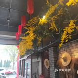 新开的去的时候赶上下雨，所以人不多，室外街很干净