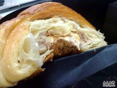 牛角吞拿鱼包-老佛爷饼店