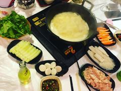 -鲜入围煮花胶鸡海鲜火锅