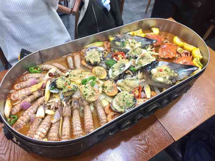 刘记大蚝门海鲜烧烤(长寿路店)-"和一个食堂是并在一起开的,进进出出