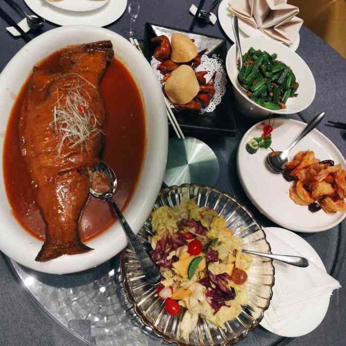 红鱼湾餐厅(国际大厦店)-"服务蛮好的 分着无烟区和有烟区很不错菠.