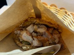 烧饼夹肠头-肠王卤煮(西单食宝街店)